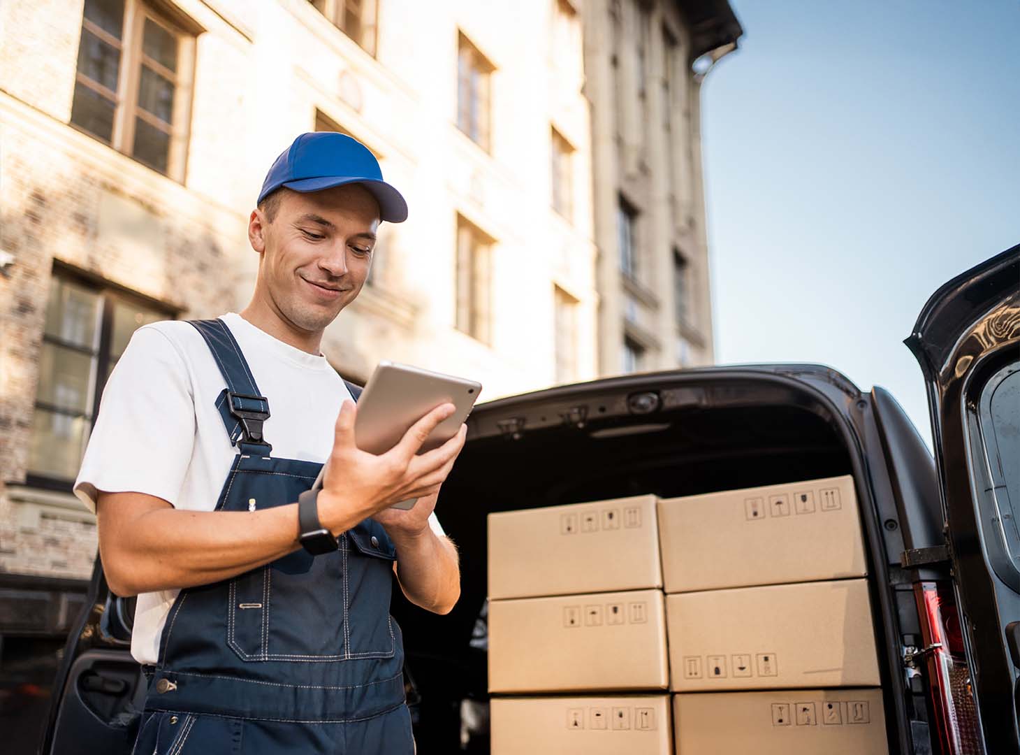 courier-in-uniform-delivers-goods-in-boxes-to-home-2025-02-25-16-34-12-utcLow